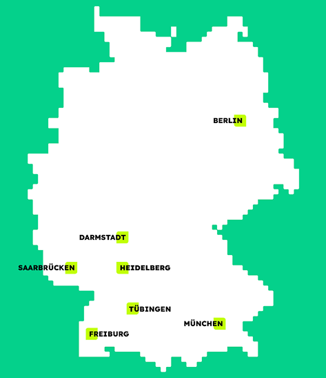 Stilisierte pixelierte Karte Deutschlands mit weißer Silhouette auf grünem Hintergrund, die acht Universitätsstädte hervorhebt, darunter Berlin, Darmstadt, Heidelberg, Saarbrücken, Tübingen, Freiburg und München, markiert mit gelben Beschriftungen.